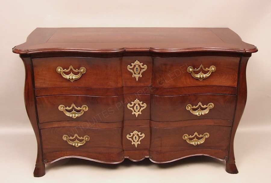 Commode de voyage malouine en acajou, vue de face